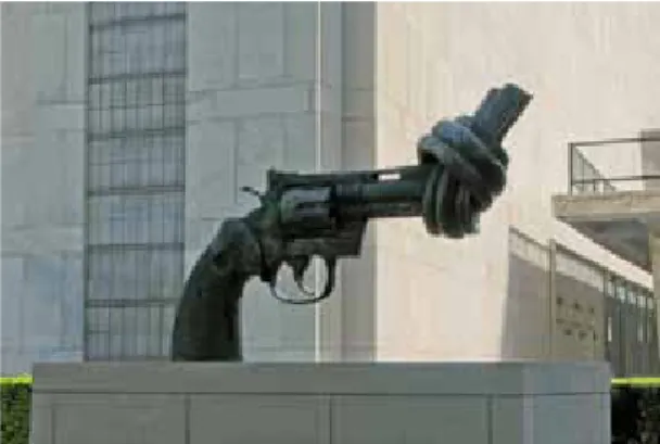 Abb. 10: „Skulptur “Non Violence” von Carl Fredrik  Reuterswärd vor dem UN-Hauptquartier in New York.“ –  Foto: Norbert Nagel 2006, über Wikimedia
