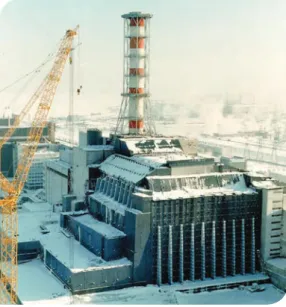 Abb. 07  Der Sarkophag um den Block 4 des  Kernkraftwerks Tschernobyl nach der  Fertigstellung