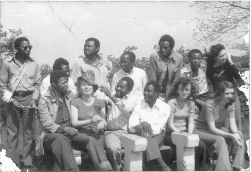 Abbildung 4.2: Fotografie von Mitgliedern der Musikgruppe „Ensemble Solidarität“ der Karl- Karl-Marx-Universität aus Tansania, Südafrika, der DDR und Griechenland (Quelle: Privatbesitz)