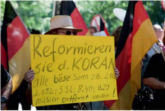 Abb. 1: „Reformiert die bösen Suren“; Transparent einer Pro-Deutschland Demonstration, Berlin, 18.8.2012 (Foto: Thomas Lobenbein)