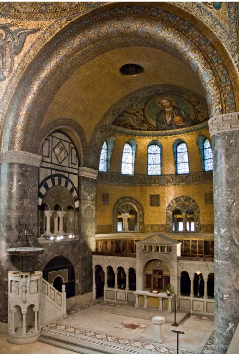 Abb. 1. Bad Homburg, Erlöserkirche, Altarbereich und Apsis mit Pantokrator-Mosaik, hinter  der Schrankenanlage der Taufraum