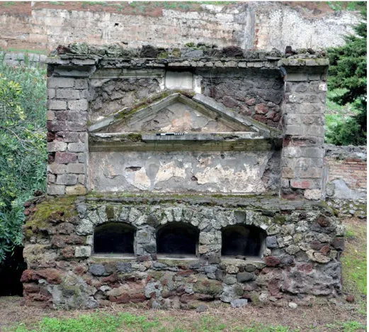 Abb. 6: Grabmonument in der Nekropole vor der Porta Nocera in Pompeji. Die relativ kleine  Inschriftentafel ist oberhalb des Giebels in die Fassade eingelassen