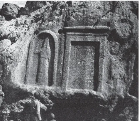 Abb. 1: Assyrisches Felsrelief (links) des Herrschers Asarhaddon (680–669 v. Chr.) an einem Fels- Fels-sporn des Nahr al-Kalb (Stadtgebiet Beirut, Libanon) zusammen mit ägyptischem Felsrelief (rechts)  Ramses’ II