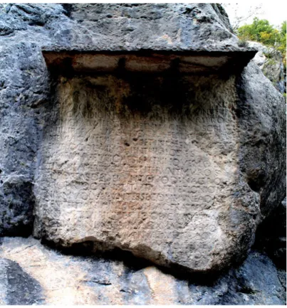 Abb. 2: „Pierre Écrite“, Felsinschrift an dem in Felsen gehauenen Weg von Sisteron nach Saint- Saint-Geniez, 5