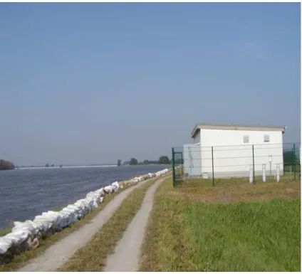 Abbildung 3.2.2.-3 zeigt die Messstation während des Elbehochwassers 2002. Durch den  hohen Wasserstand des Flusses sind alle Vordeichgeländeabschnitte überflutet