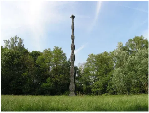 Abb. 13: Märkisch Wilmersdorf, Beispiel für die Einordnung einer Großplastik (Obelisk) in den  Park (Foto: Volkmann) 