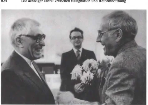 Abb. 45: Ernst Schumacher auf dem Empfang zu seinem 65. Geburtstag in der Akademie  der Künste der DDR mit Akademie-Präsident Manfred Wekwerth (rechts) und dem  ZK-Funktionär Gregor Schirmer (im Hintergrund), Ost-Berlin, September 1986  (Quelle:  A A d K ,