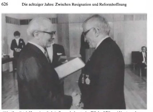 Abb. 49: Erich Honecker (links), Generalsekretär des ZK der SED lind Vorsitzender  des Staatsrats der DDR, verleiht Ernst Schumacher den Nationalpreis der DDR III
