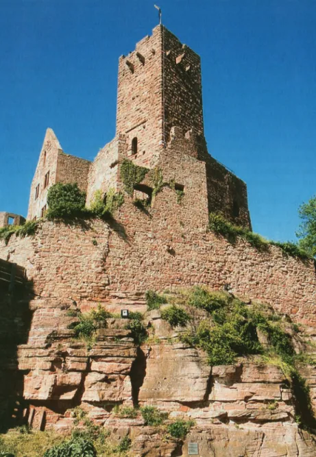 Abb. 1: Die Ruine der Burg Wertheim mit dem stauferzeitlichen Palas neben dem Bergfried  (Aufnahme: Schrenk-Verlag, Gunzenhausen)