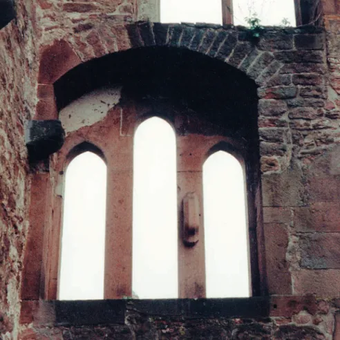 Abb. 13: Burg Wertheim, Dreierfenster mit Verschlussöffnungen in der Giebelseite im südlichen Wohnbau  (Foto: Verf