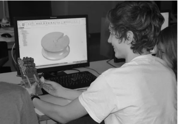 Abb.  2.1: Schüler bei der Variantenkonstruktion eines Bauteils mit einer CAD-Anwendung 