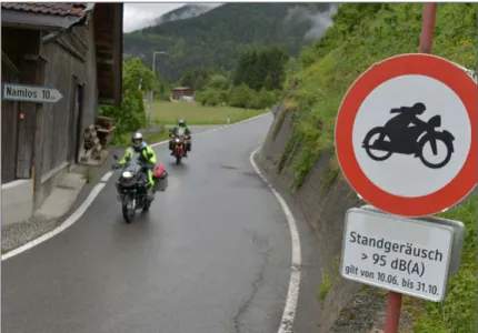 Abb. 4: Verkehrsschild für das Fahrverbot für besonders laute Motorräder in  Tirol im Sommer 2020; Quelle und ©: Land Tirol
