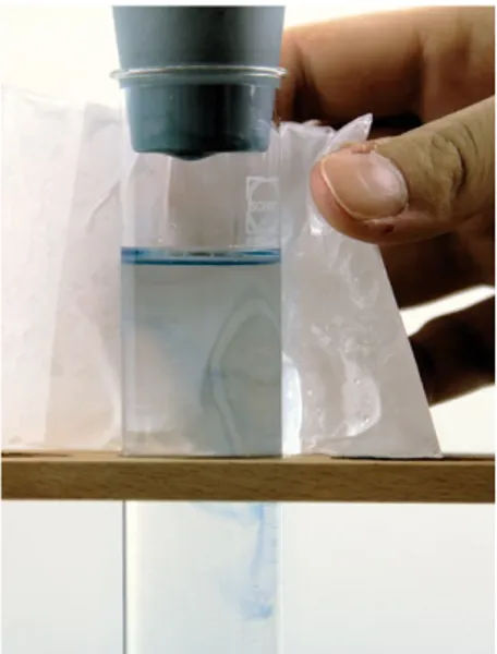 Abb. 1: (A) Die mit Methylenblau  gefärbte NaOH-Glucoselösung  wird farblos und nur eine dünne,  schwach gefärbte Schicht bleibt  an der Oberfläche