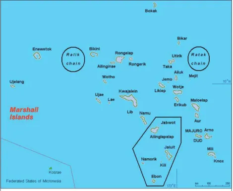 Abb. 1: Übersichtskarte der Marshallinseln in Mikronesien im Pazifischen Ozean mit den  Namen der Atolle und Inseln der westlichen Ralik-Kette und östlichen Ratak-Kette
