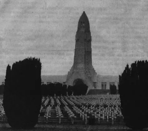 Abbildung 15  Denkmal und Gräberfeld in Verdun 