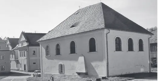 Abb. 7: Bresnitz/Březnice, Synagoge, dahinter das Palais Popper