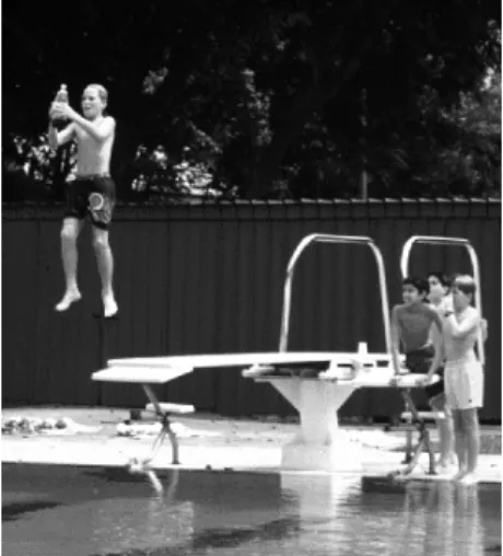 Abbildung 3: Ein Schüler springt vom Sprungbrett und bedient gleichzeitig ein Kartesisches  Taucher System