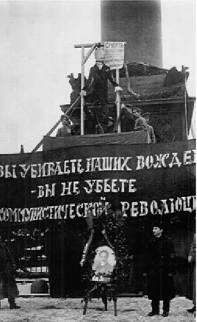 Abb. 1: Liebknecht-Luxemburg-  Gedenkkundgebung in  Petro-grad 1919. Unten ein bekränztes  Liebknecht-Por trät, oben eine  Scheidemann-Puppe, die gehängt  und anschließend verbrannt wurde