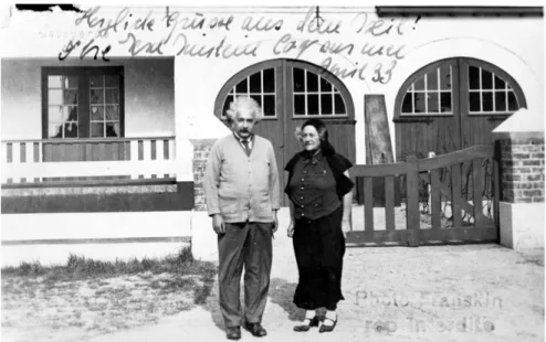 Abb. 1: „Herzliche Grüsse aus dem Exil!“ Diese Zeilen schrieb Elsa Einstein im April 1933 auf  ein Foto (das sie und ihren Mann Albert Einstein vor einem Haus im belgischen Badeort Le  Coq-sur-mer zeigt, der ersten Station nach ihrer Emigration) und sandte