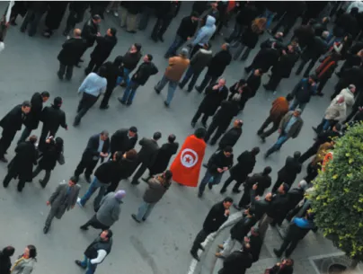 Abbildung 1: Mobile Endgeräte sind während der Revolution überall  dabei. Avenue Habib Bourguiba, Tunis, 14