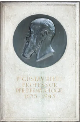 Abb. 8: Arnold Hartig, Steintafel mit Porträtmedaillon aus  Bronze für Gustav Riehl (1855–1943), 1954 enthüllt,  Arka-denhof der Universität Wien.
