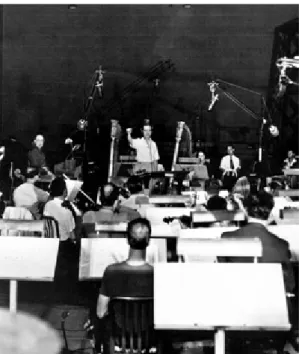 Abb. 8. Max Steiner bei der Aufnahme  der Musik zu Lost Horizon. Links sieht  man den Komponisten Dimitri  Tiom-kin.