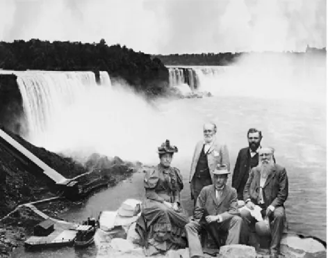 Abbildung 6: Gruppenbild: Olga Wisinger-Florian vor Niagarafälle, 1893 (Giese &amp; Schweiger,  Wien)