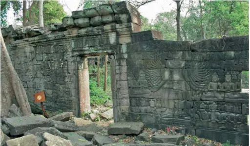 Abb. 4 Die verbleibenden zwei noch stehenden Avalokeshvaras in Banteay Chhmar.
