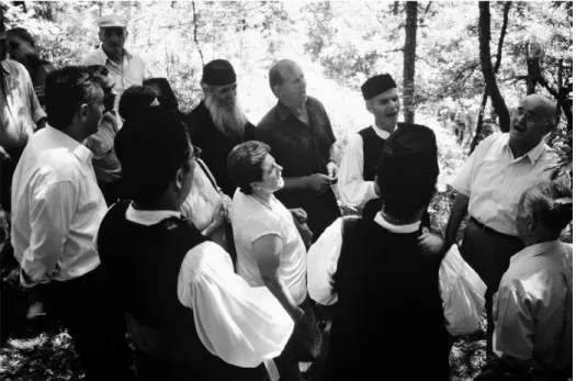 Abb. 1  : Singende Gruppe am Festtag der Hl. Paraskevi in Vovusa, Ost-Zagori-Dörfer in Epirus,  Feldforschungsaufnahme im Photo-Archiv von Th