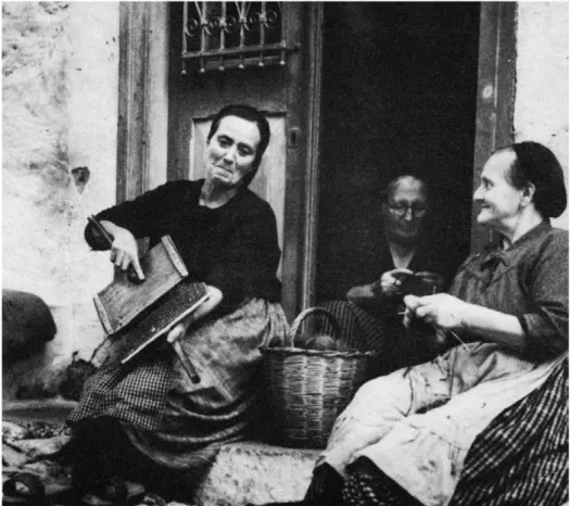 Abb. 10  : Alte Frauen beim Erzählen von Schwänken vor dem Haus auf Lesbos/Mytilene (Deckblatt des  Buches von V