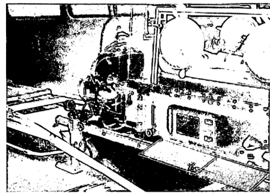 Fig. 3. Rolling in thc resuscita- resuscita-tion unit on the U-profilc framc of the lift tablc.