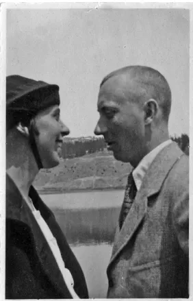 Abb. 1: Die Künstlerin Sophie  Taeuber, hier mit ihrem Ehemann  Hans Arp 1918 in Arosa, verlor wie  Zehntausende Schweizerinnen ihre  Staatsangehörigkeit, weil sie einen  Ausländer heiratete.