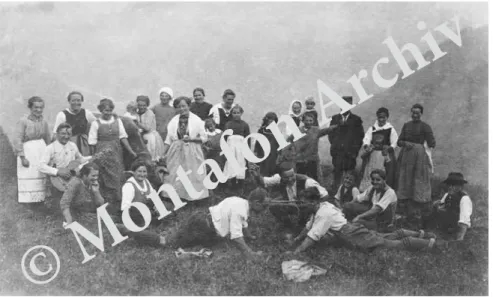 Abb. 9: Gruppenfoto auf dem Maisäß Gweil, Gemeinde St. Gallenkirch, vor 1927 