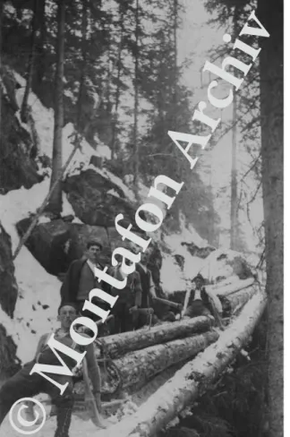 Abb. 10: Männer beim „Holz- „Holz-schlittna“ in den 1920er Jahren 