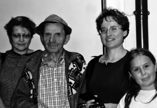Slika 1: Irena Šumi, Giovanni Grilz – Žnidarjev Hanzi (1926–2015), Nataša Gliha Komac  in Elisa Autischer na  Otroškem raziskovalnem taboru Kanalska dolina 2000 (vir: arhiv  SKS Planika)