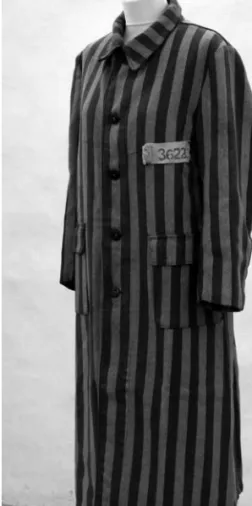 Slika 5: Taboriščna obleka enega izmed preži- preži-velih soboških judov iz zbirke Pokrajinskega  muzeja Murska Sobota na razstavi v  maribor-ski sinagogi (Arhiv Sinagoge Maribor).