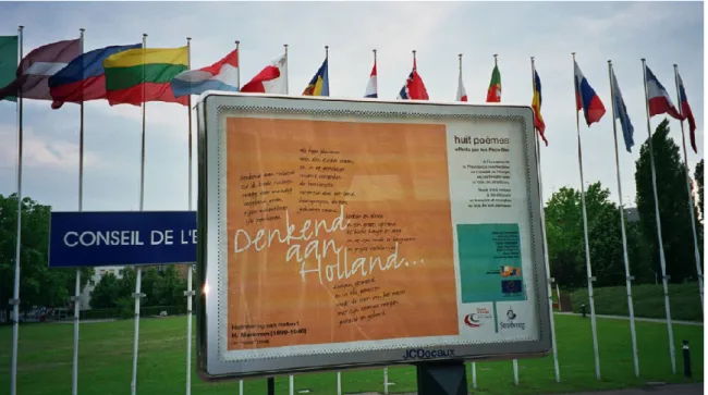 Figuur 2.6  Voor de entree van de Raad van Europa: de diverse nationale vlaggen met op de voorgrond een  gedicht uit Nederland (‘Denkend aan Holland’ van H