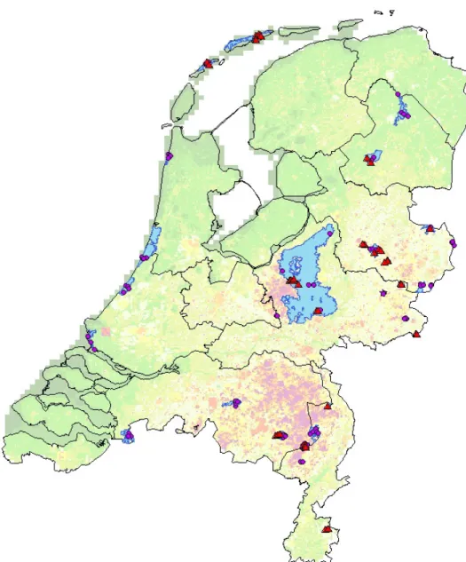 Figuur 2.1 Het Meetnet Ammoniak in Natuurgebieden in 2005-2007. De natuurgebieden zijn in blauw aangeven  en de locaties van de meetpunten zijn gemarkeerd met paarse stippen (start 2005) en rode driehoeken  (uitbreiding meetnet in 2006)