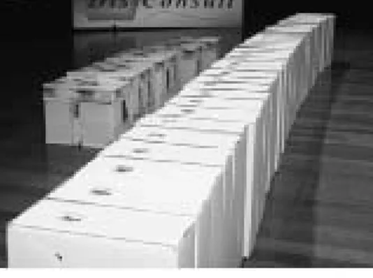 Figuur 1.  Transparanten van de Volkstelling  1947 in dozen voor de scanrecord-poging in  februari 2005.