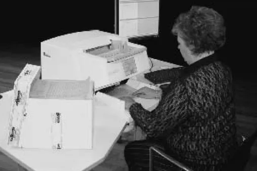 Figuur 2.  Scanning van de transparanten van de Volkstelling 1947. Op de foto is te zien  hoe het flinterdunne papier in de doos opkrult.