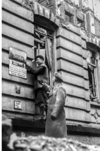 Foto van een “bevrijd Buchenwald”. Op de foto vooral Joden,  waaronder Elie Wiesel.