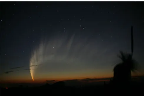 Figuur 1.22: Een foto van Comet McNaught zoals die in 2007 met het blote oog zichtbaar was.