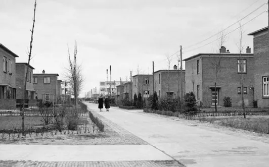 Afbeelding 6: Foto van de Batalaan in Batadorp te Best (ca. 1940) (Regionaal Historisch Cen- Cen-trum Eindhoven).