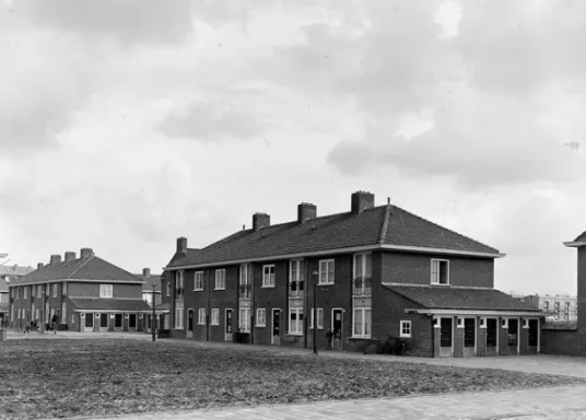 Foto uit 1956 van de zogenaamde toeslagwoningen aan de Abraham van der Hartstraat 25-31  (Geuzenveld)