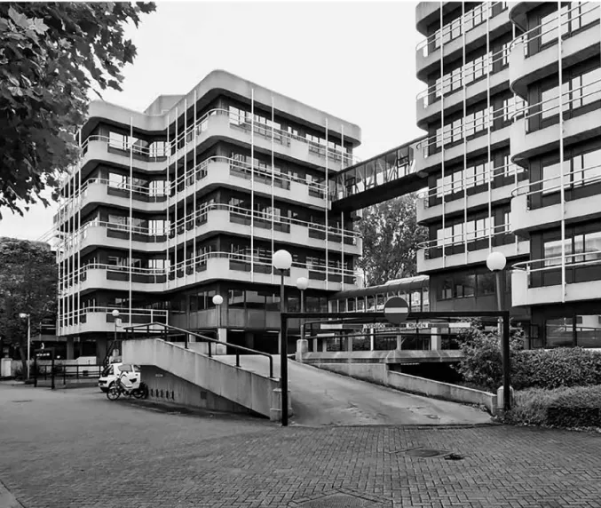 Zoetermeer: een aantal kantoorkolossen staat momenteel leeg. Kristalkantoren (Lucas &amp; Niemeyer, 1976 / ZZDP Architecten 2006, foto: Dick Valentijn)