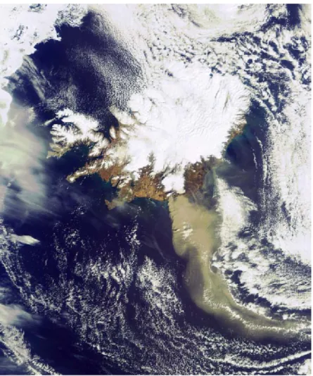 Figuur 1.4: Satellietfoto van IJsland en omgeving op 19 april 2010. De contouren van  IJsland en de bruine pluim van vulkanisch materiaal, afkomstig van de Eyjafjallajökull,  zijn duidelijk zichtbaar (Bron: ESA, MERIS instrument aan boord van ENVISAT).