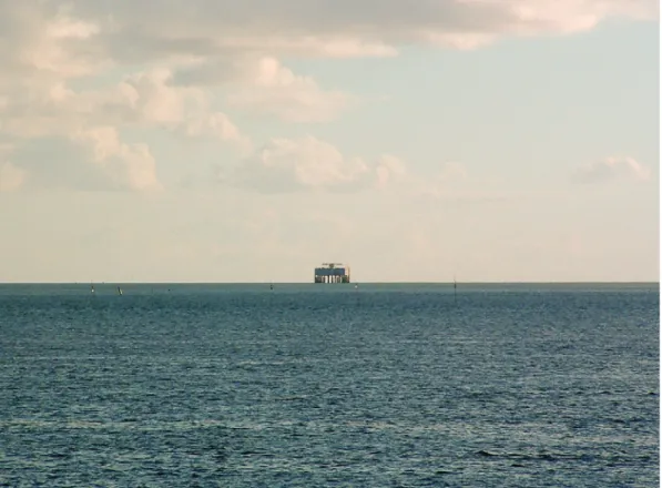 Foto 3  Platform  voor de winning van gas op de Zuidwal in de Waddenzee, gezien vanaf zichtpunt 3