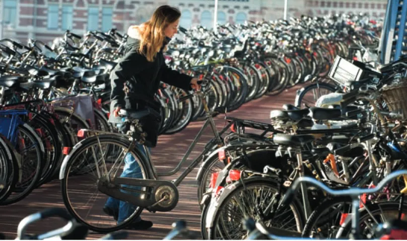 Figuur 1 laat zien wat het aandeel is van verschillende vervoerwijzen  bij  verplaatsingen  korter  dan  7,5  km  in  Groningen,  Eindhoven  en  Rotterdam en in Nederland als geheel