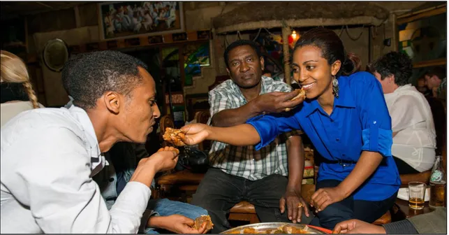 Figure 4.2:  Ethiopians sharing meal in a communal plate at Yoda Abyssinia  restaurant, Addis Ababa (Tyson, 2020)  