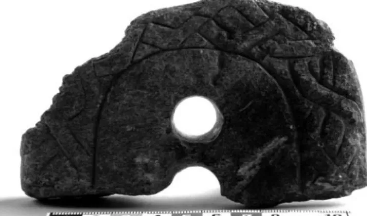 Fig. 1. Fragmentariskt bläster - -skydd av täljsten från Svarta  jor-den på Björkö. SHM 5208:1926